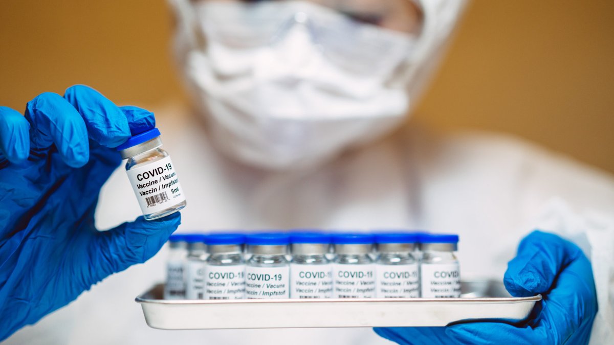Британія почала вакцинацію від COVID-19. Вакцинують медиків і літніх людей